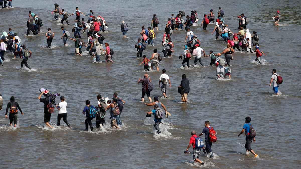 Migración en México. Centenares de personas atraviesan el río Suchiate.