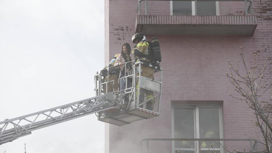 Un edificio en llamas y varios vecinos atrapados: así fue el espectacular simulacro de los bomberos de Gijón