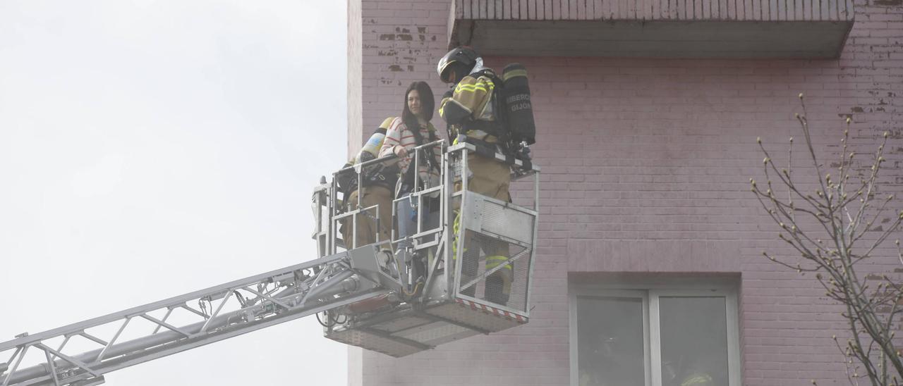 Un edificio en llamas y varios vecinos atrapados: así fue el espectacular simulacro de los bomberos de Gijón