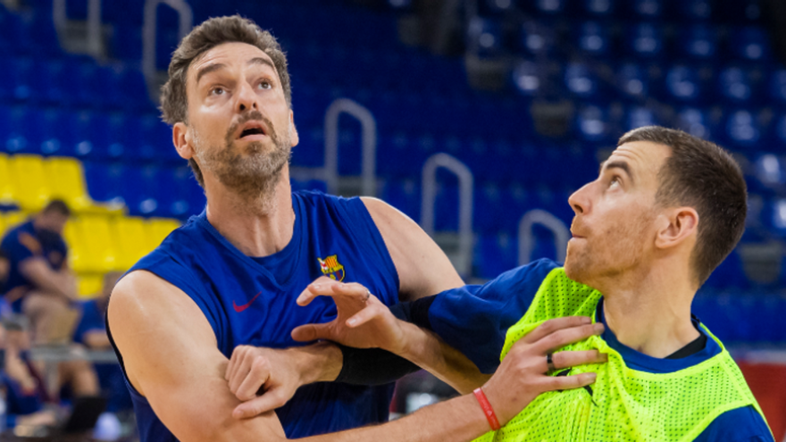 Pau Gasol pugna con Claver en una acción del entrenamiento de este jueves.