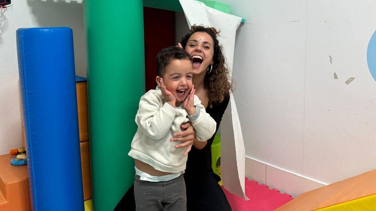 La sonrisa de Milo y su madre durante una mañana de juegos en Pequeño Valiente.