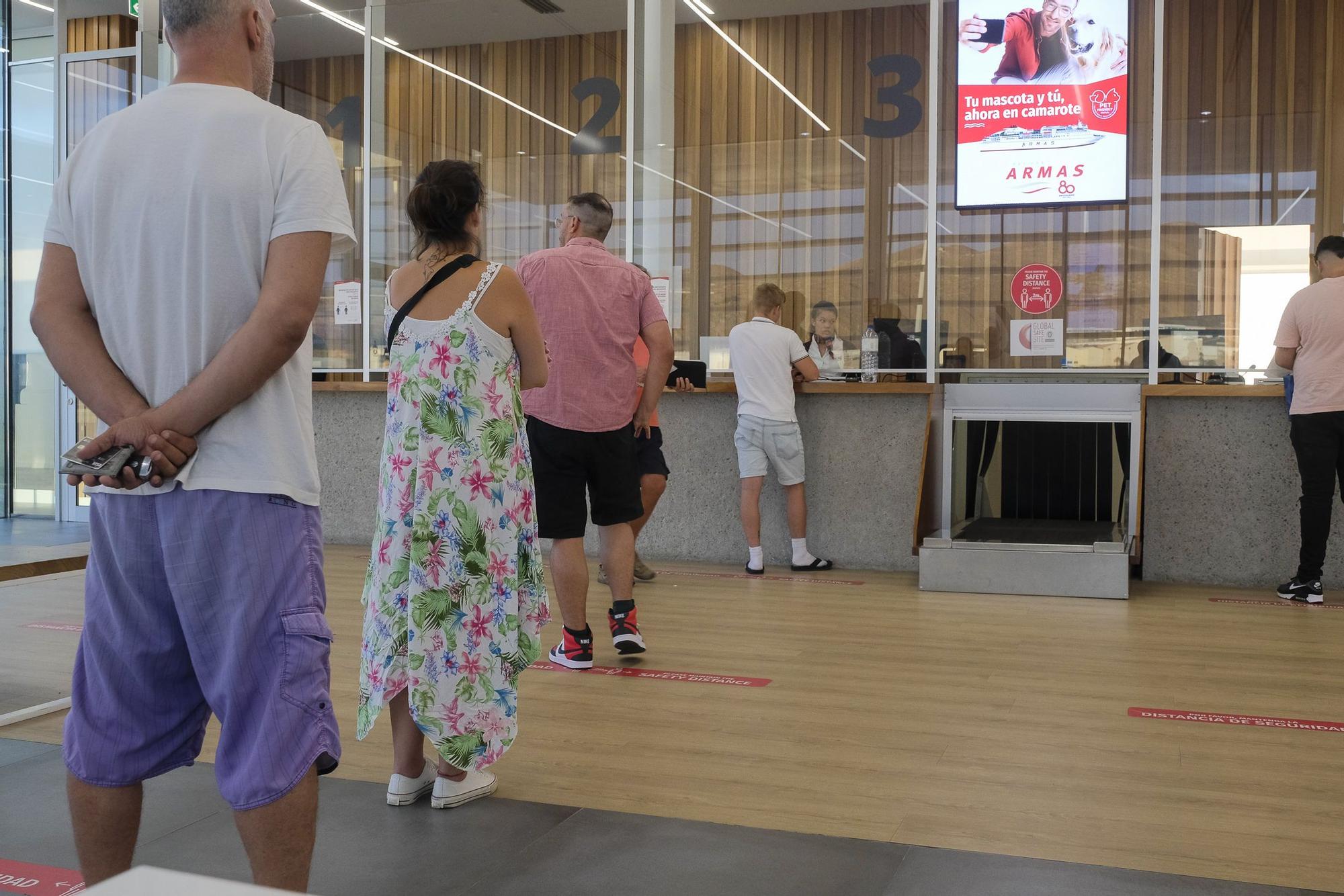 Viajeros interinsulares en el puerto de La Luz