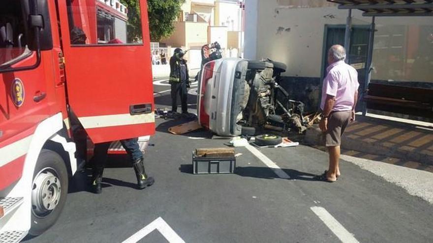 Una conductora, atrapada al volcar su turismo en Marzagán