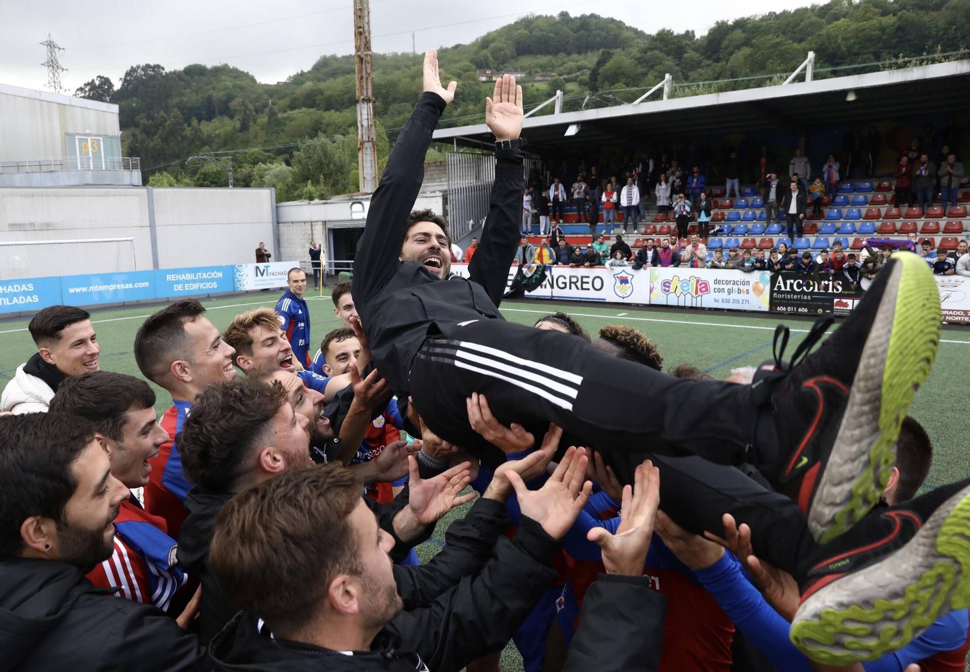 Así fue la celebración del UP Langreo, que seguirá un año más en Segunda Federación