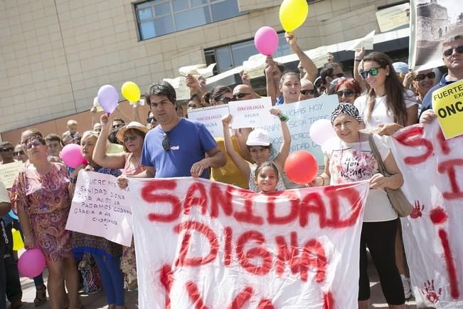 FUERTEVENTURA - Pacientes y vecinos en la concentración frente a las puertas del Hospital General de Fuerteventura Virgen de la Peña - 18-08-16