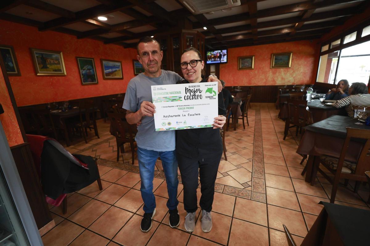 Arancha Burgueño con el premio para el restaurante La Escollera de La Arena