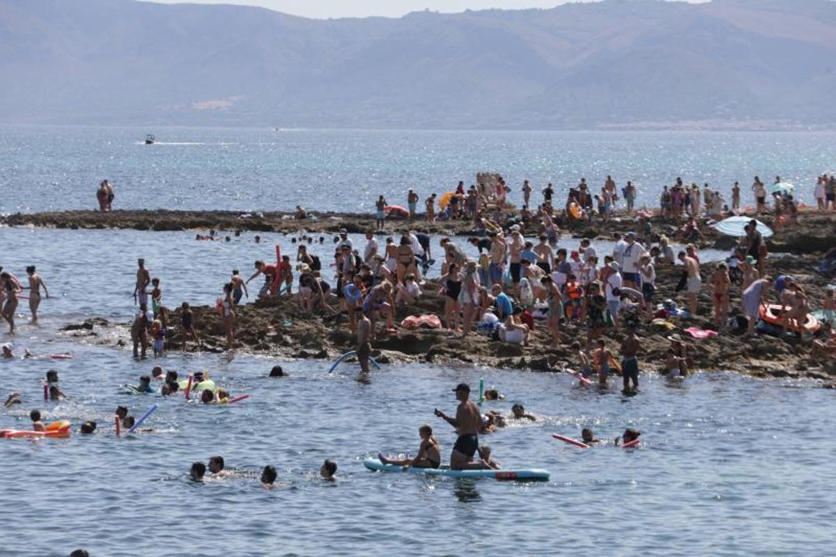 La suelta de patos de goma congrega a centenares de participantes en Can Picafort