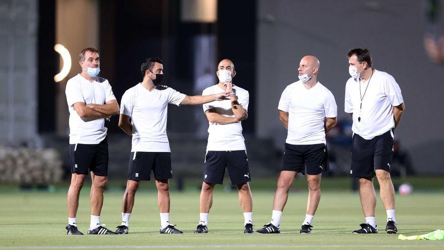 Xavi, con su cuerpo técnico en un entrenamiento del Al-Sadd en Doha.