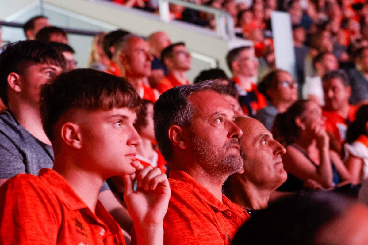 Búscate en la galería de Super: Así se vivió el Barça–Valencia Basket en el Roig Arena