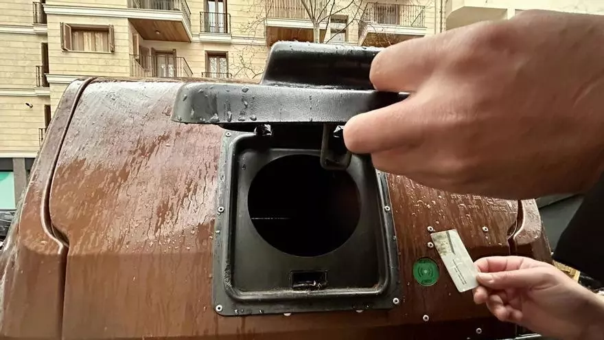 VÍDEO | Palma estrena una nueva tarjeta para abrir el contenedor marrón porque el actual sistema vulnera la protección de datos