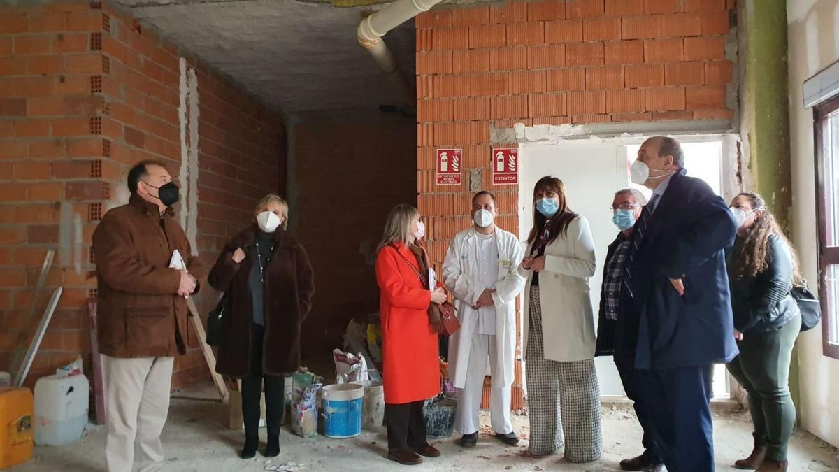 La consejera de Sanidad, Sira Ropollés, durante su visita al futuro centro de salud de Calamocha.