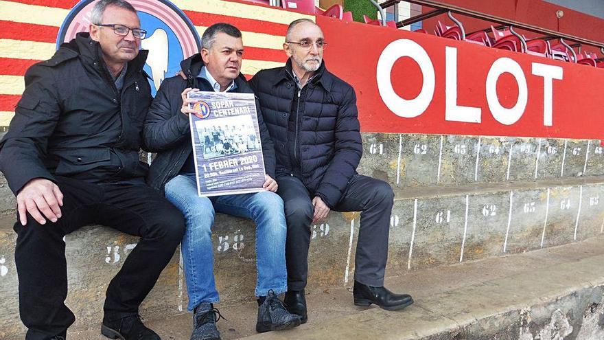 Pep Solés, Carles Llorens i Joan Agustí, el gener passat, a l&#039;estadi Municipal d&#039;Olot.