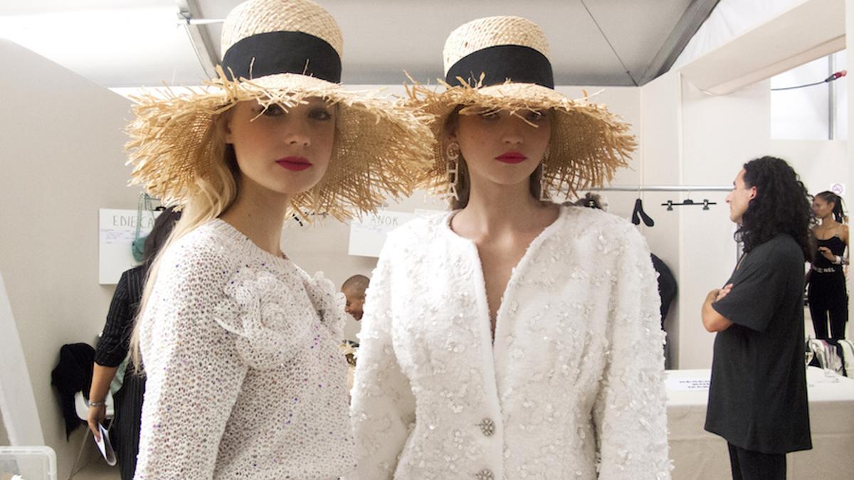 Sombreros en el backstage de Chanel Primavera Verano 2019