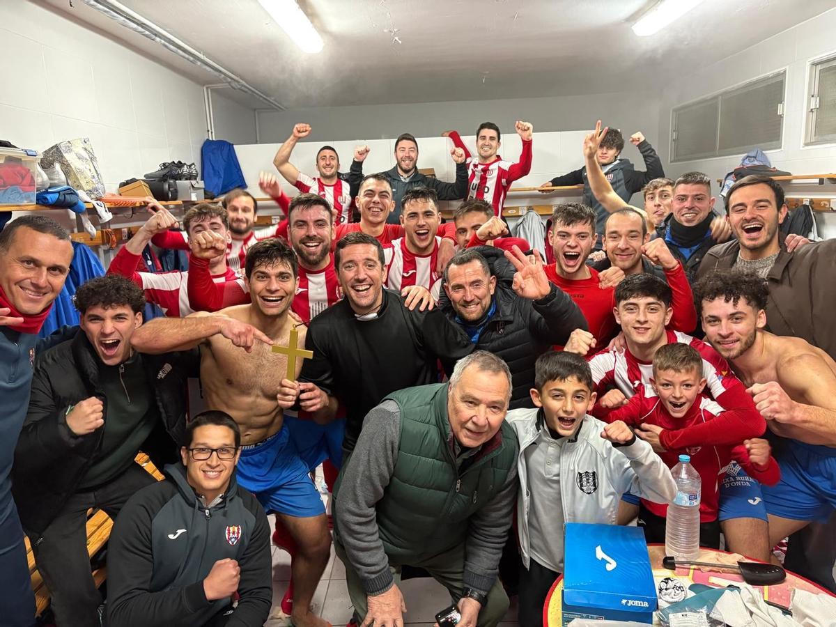 Celebración del triunfo del Onda del pasado sábado en casa frente al Promesas Sueca.