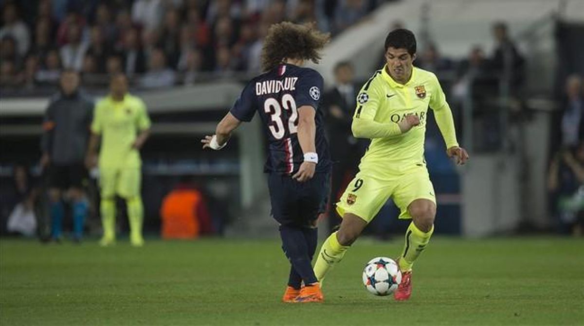 Suárez realitza el segon túnel a David Luiz a París abans de marcar el 0-3 per al Barça. Suárez realitza el segon túnel a David Luiz a París abans de marcar el 0-3 per al Barça.