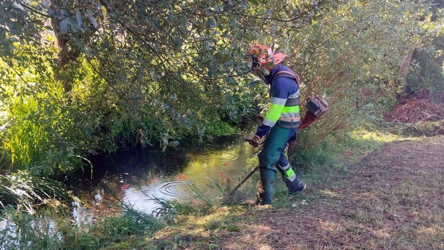 Un operario trabaja en la ribera del río Chanca. | T.H.