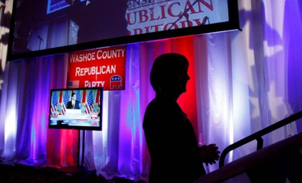 La candidata republicana per al senat de l’estat de Nevada, Sharron Angle, es prepara per parlar amb els seus seguidors durant una trobada a Reno (EUA), després de les eleccions legislatives.