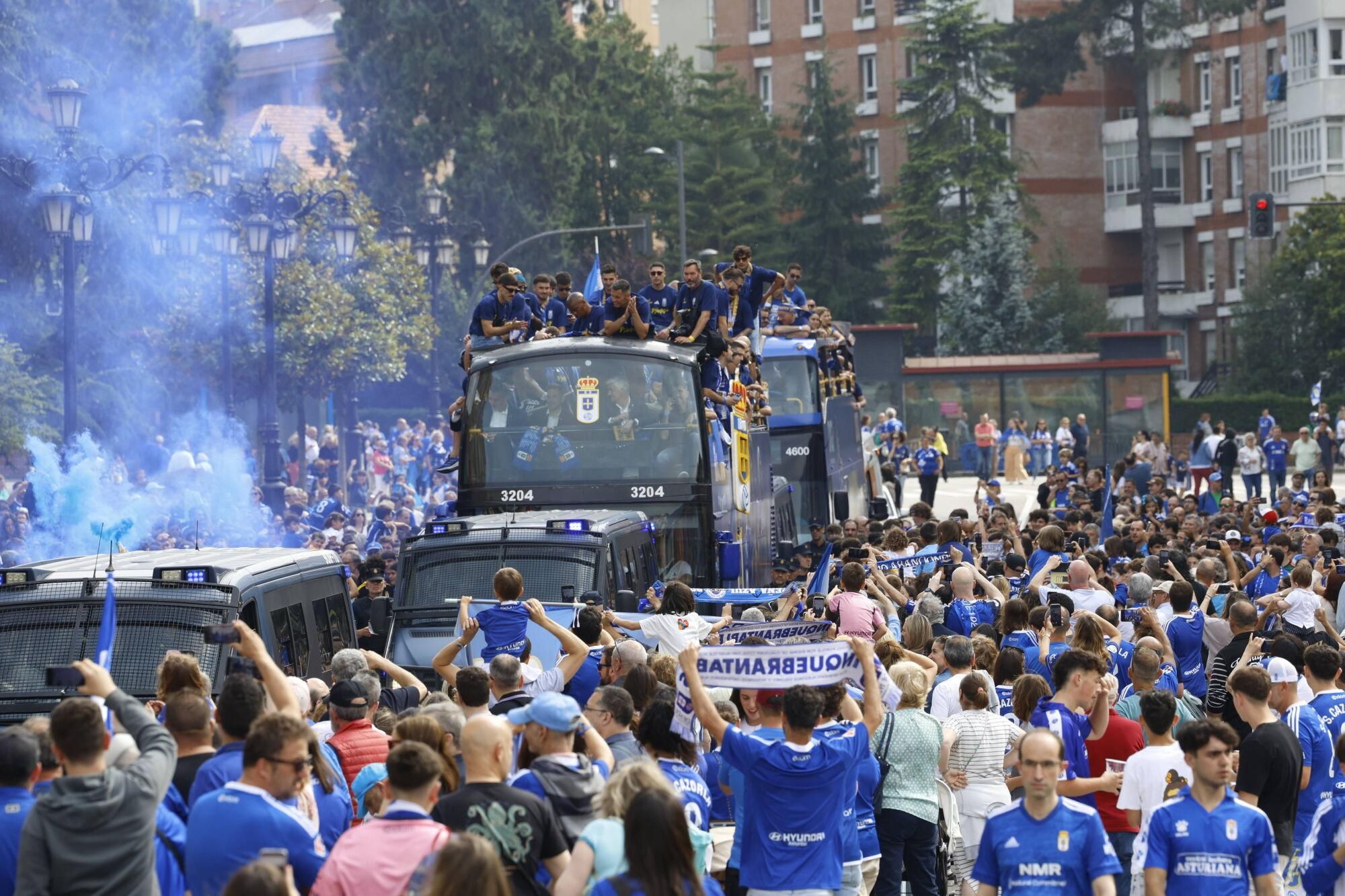Locura azul en las calles de Oviedo para celebrar el ascenso del equipo a Primera División