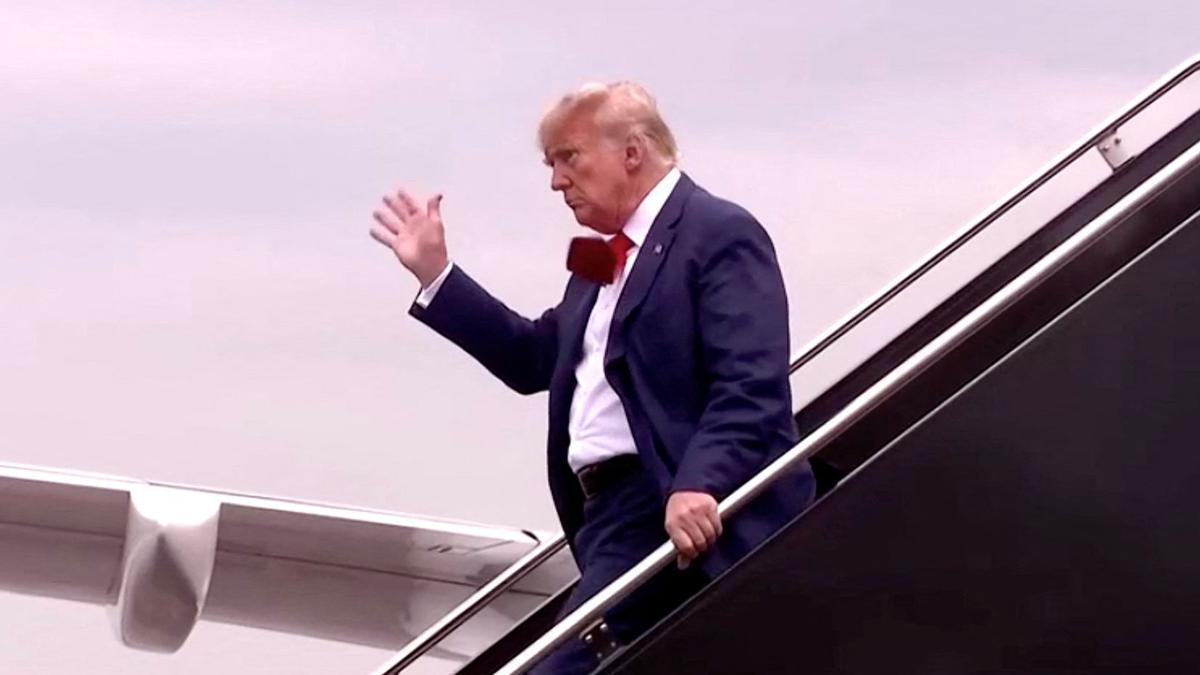 Former U.S. President Donald Trump, who is to appear in a federal court facing federal charges related to attempts to overturn his 2020 election defeat, waves as he arrives in this still image taken from video at Reagan Washington National Airport in nearby Arlington, Virginia, U.S., August 3, 2023. Pool via REUTERS\