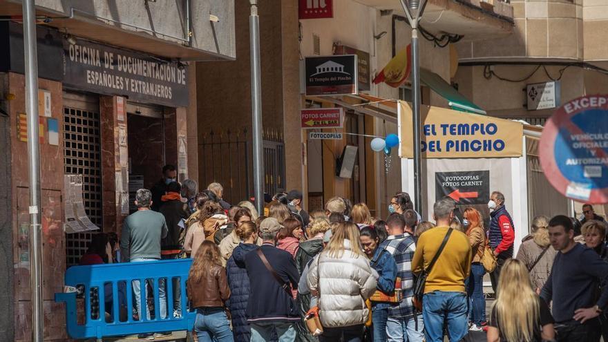 La oficina de Extranjería de Torrevieja está "abandonada y c