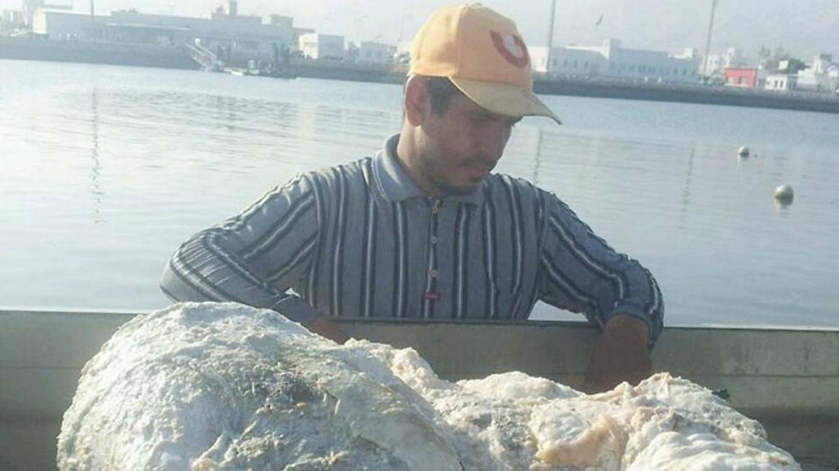 El pescador Khalid Al-Sinani, con su hallazgo.