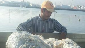 El pescador Khalid Al-Sinani, con su hallazgo.