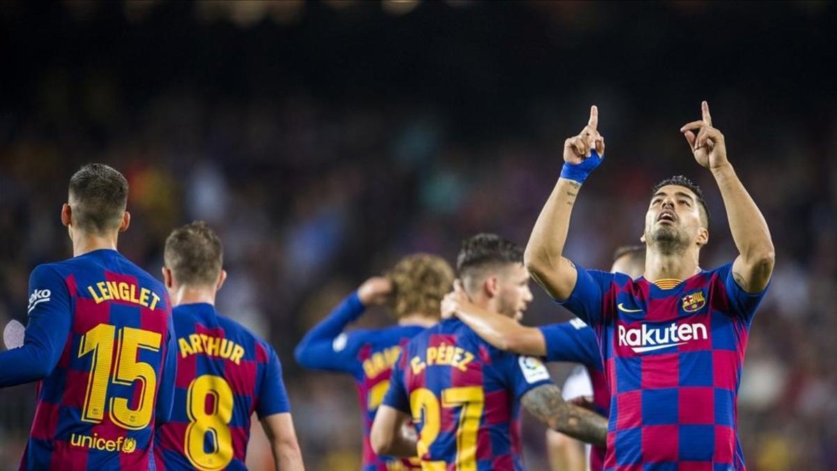 Luis Suarez celebrando su gol tras su primer chut a puerta   durante el partido de liga entre el FC Barcelona y el Valencia