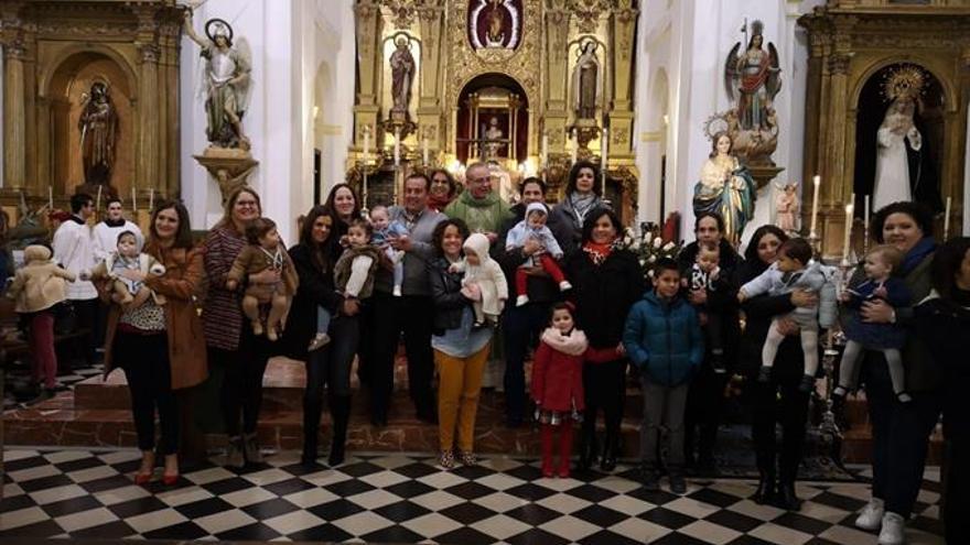 Medallas de la Inmaculada a los niños de El Carpio