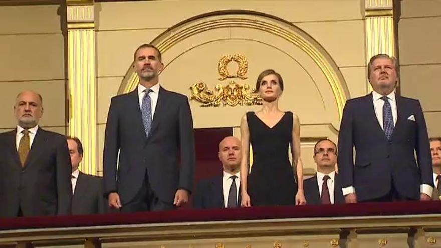 Los Reyes, ovacionados en la inauguración de la temporada del Teatro Real