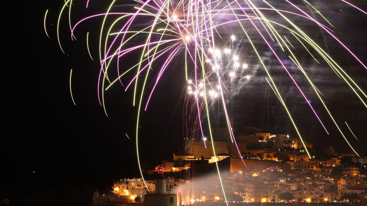 Imagen de archivo de los fuegos artificiales de 2019. | J.A. RIERA