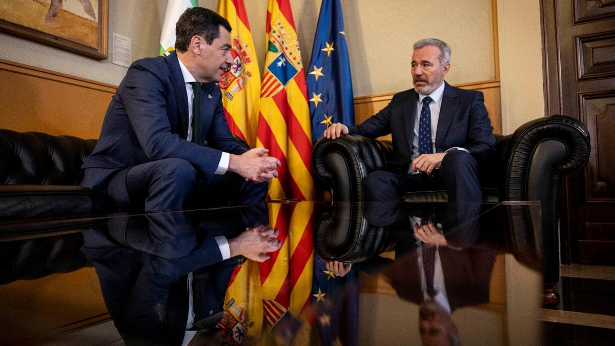 El presidente de Andalucía, Juanma Moreno, charla con el presidente de Aragón, Jorge Azcón, en el despacho del segundo en el Pignatelli.