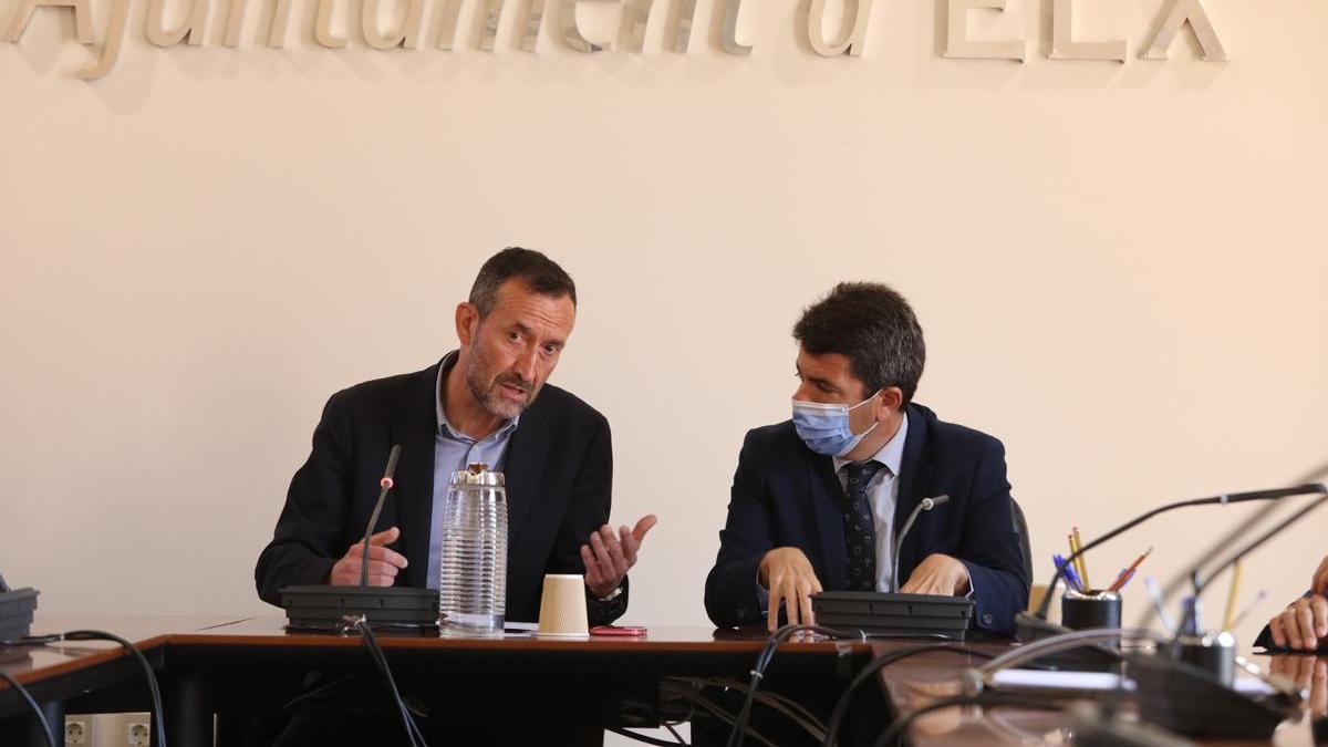 El alcalde y Carlos Mazón, en el Ayuntamiento de Elche, en abril