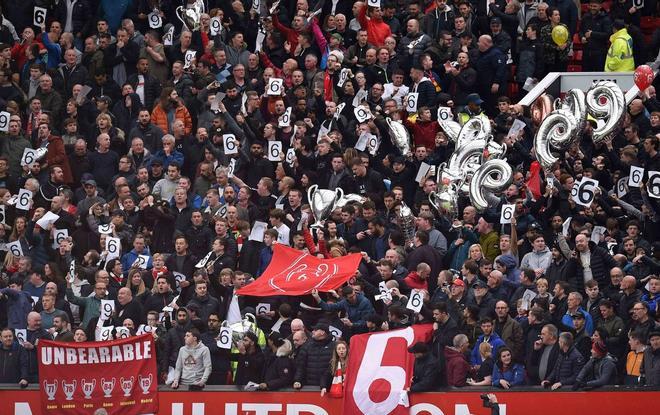 Los seguidores del Liverpool sostienen pancartas celebrando sus seis victorias europeas en la multitud antes del partido de fútbol de la Premier League inglesa entre Manchester United y Liverpool en Old Trafford en Manchester, noroeste de Inglaterra.
