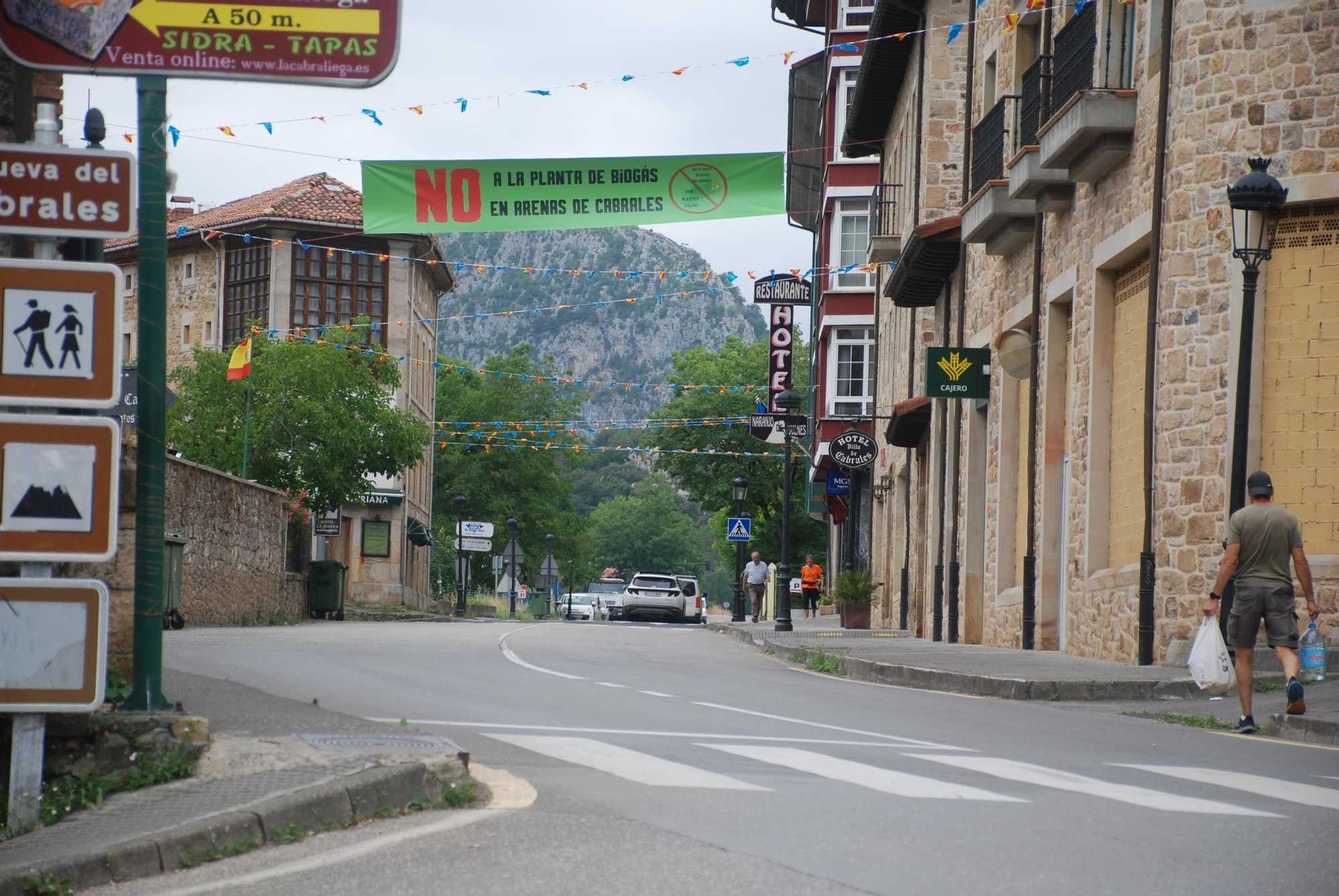 Pancartas contra la planta de biogás de Arenas de Cabrales