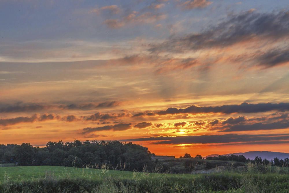 Moianès. Cada dia el sol ens sorprèn amb nous colors i celatges espectaculars, com podem veure en aquesta imatge, que sembla ben bé una postal.