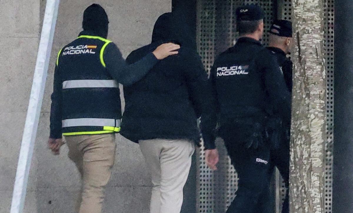 Agentes de policía acompañando a un detenido al juzgado. |