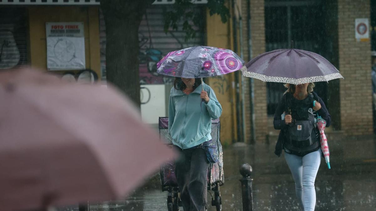 La lluvia descarga con fuerza en València