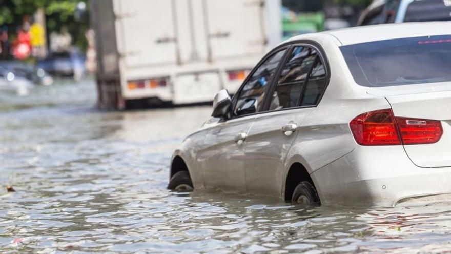 Cómo salir de un coche que queda atrapado en un torrente de agua