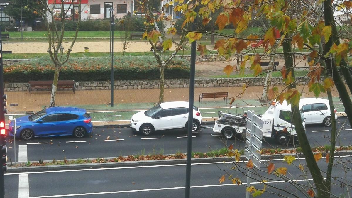 Una grúa retira un vehículo de la avenida Cardenal Cisneros