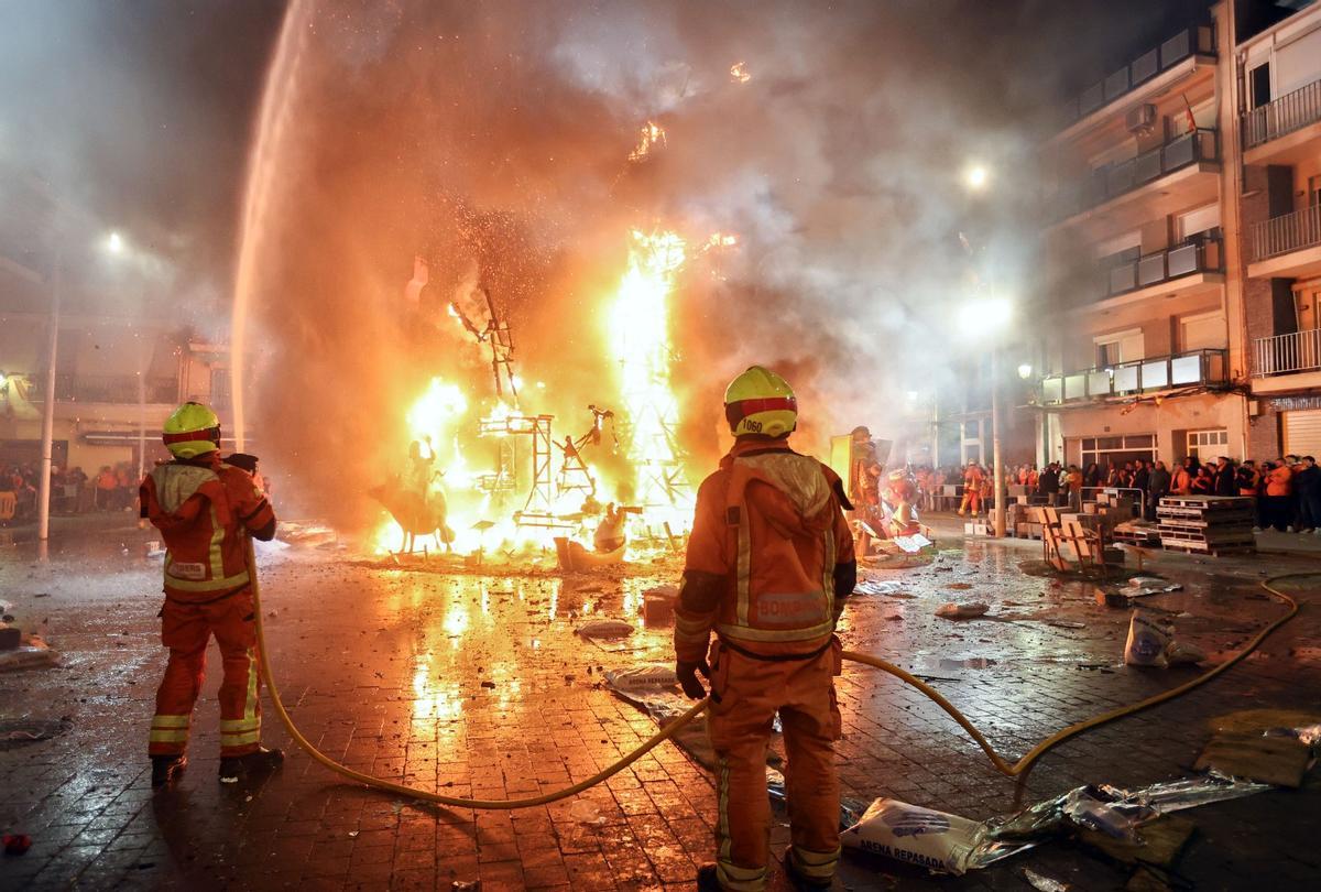 Los bomberos controlan la cremà de una falla.