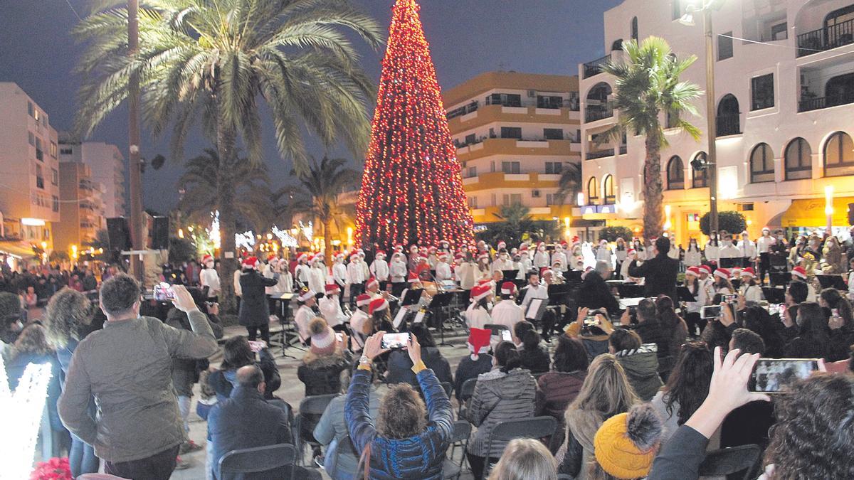 Encendido el gran árbol de Navidad instalado en la Plaza de España de Santa Eulària