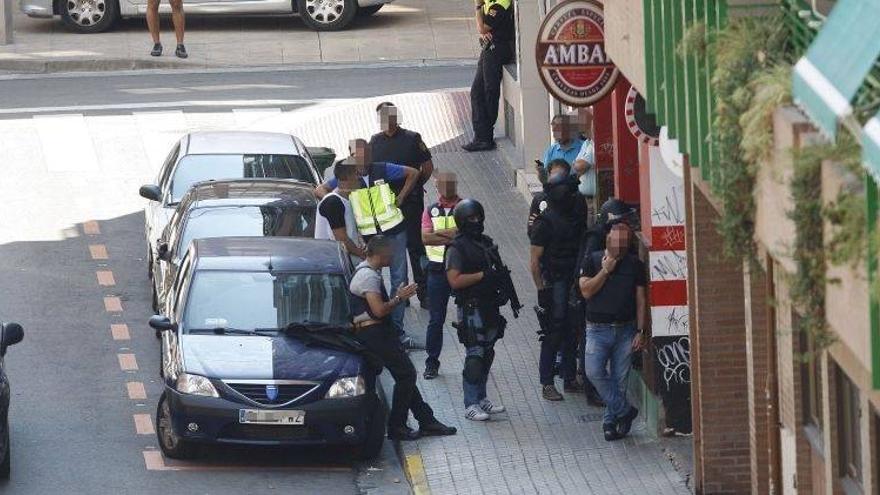 Detenido el hombre que vendió el arma al atrincherado que se suicidó en un bar