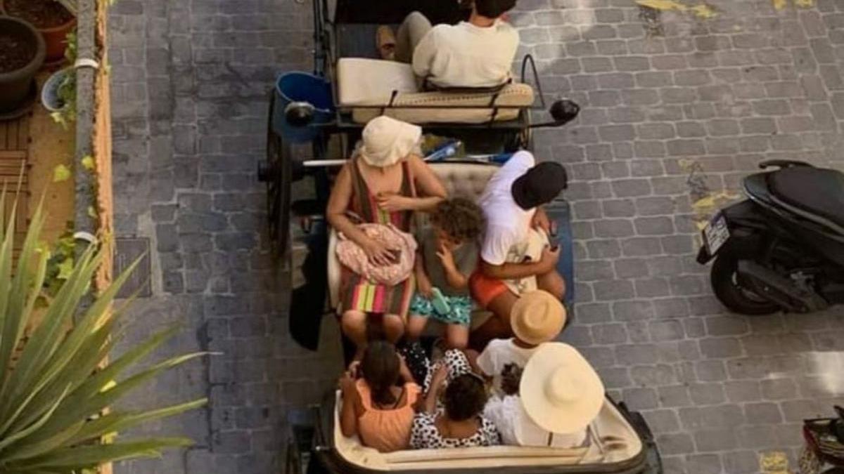 La galera con ocho personas en una calle de Palma.