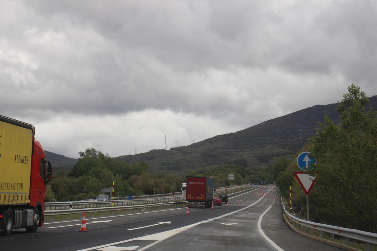 Vehículos circulan por el carril de la autovía reabierto este viernes.