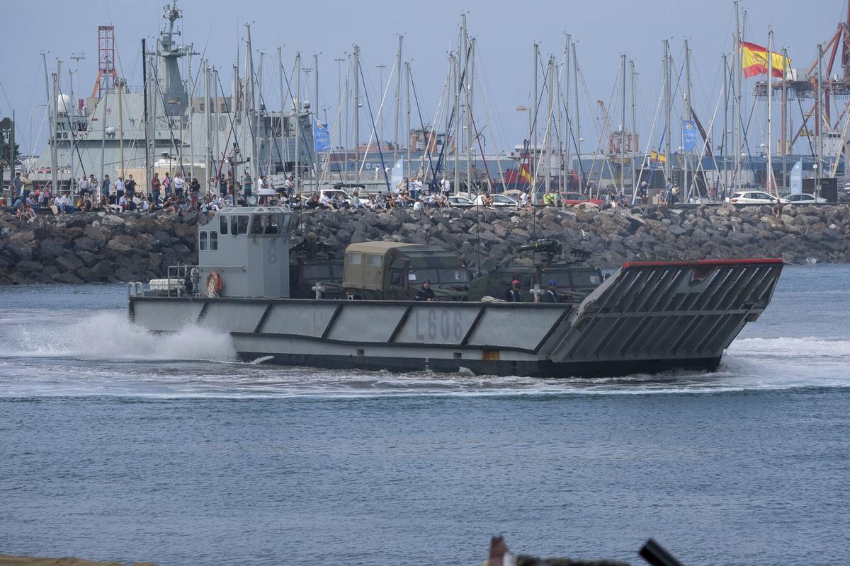 Exhibición por el Día de las Fuerzas Armadas, en la playa de Alcaravaneras Exhibición por el Día de las Fuerzas Armadas, en la playa de Alcaravaneras