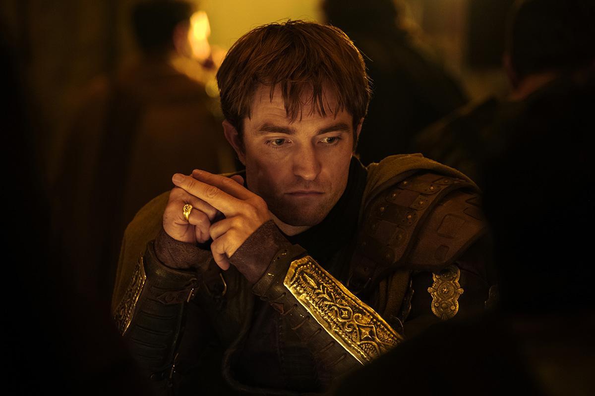 Antínoo, encarnado por Robert Pattinson, fue uno de los pretendientes de Penélope cuando Odiseo estaba en Troya.