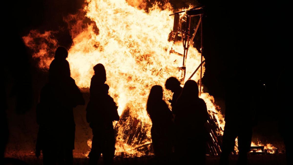 Imagen de archivo de la quema de las hogueras, imagen icónica de la Nit de Sant Joan.