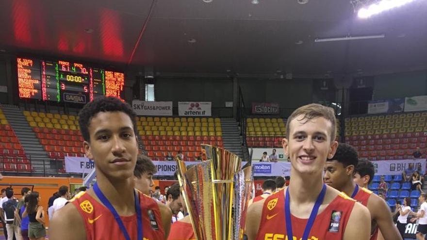 Pablo Tamba y Pablo León, con el trofeo de campeones de Europa, tras acabar la final en Udine. |