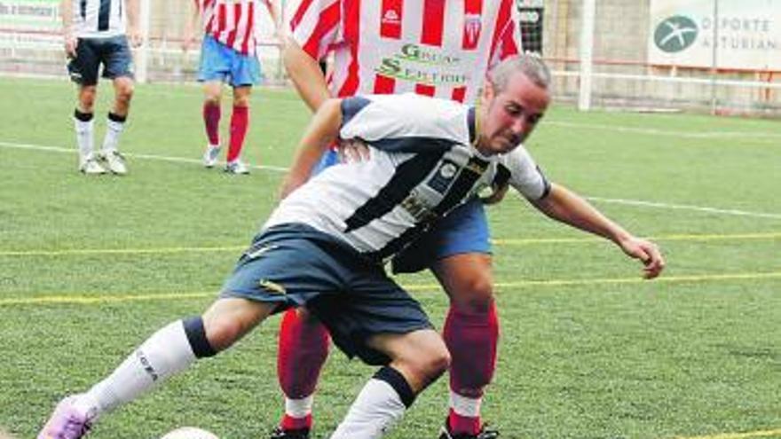 El medio del Campomanes Pelayo controla el balón durante un partido.
