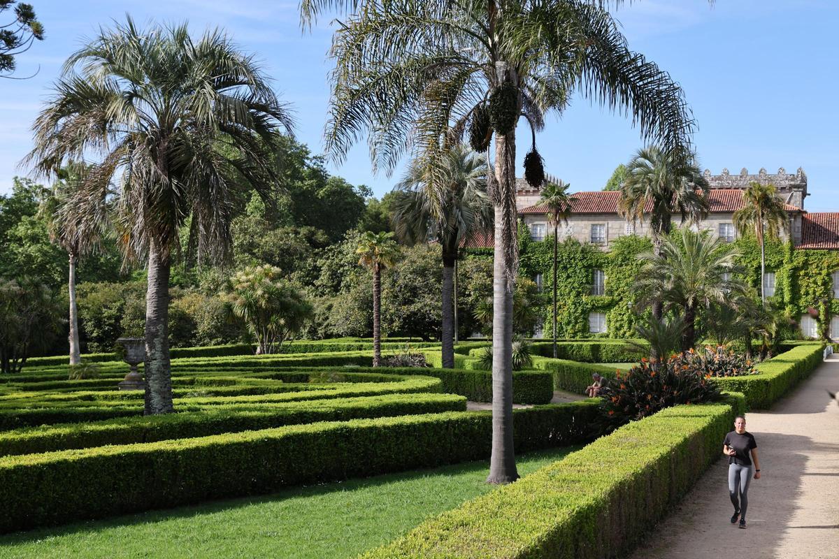 Jardines del Pazo de Castrelos, con el edificio al fondo.